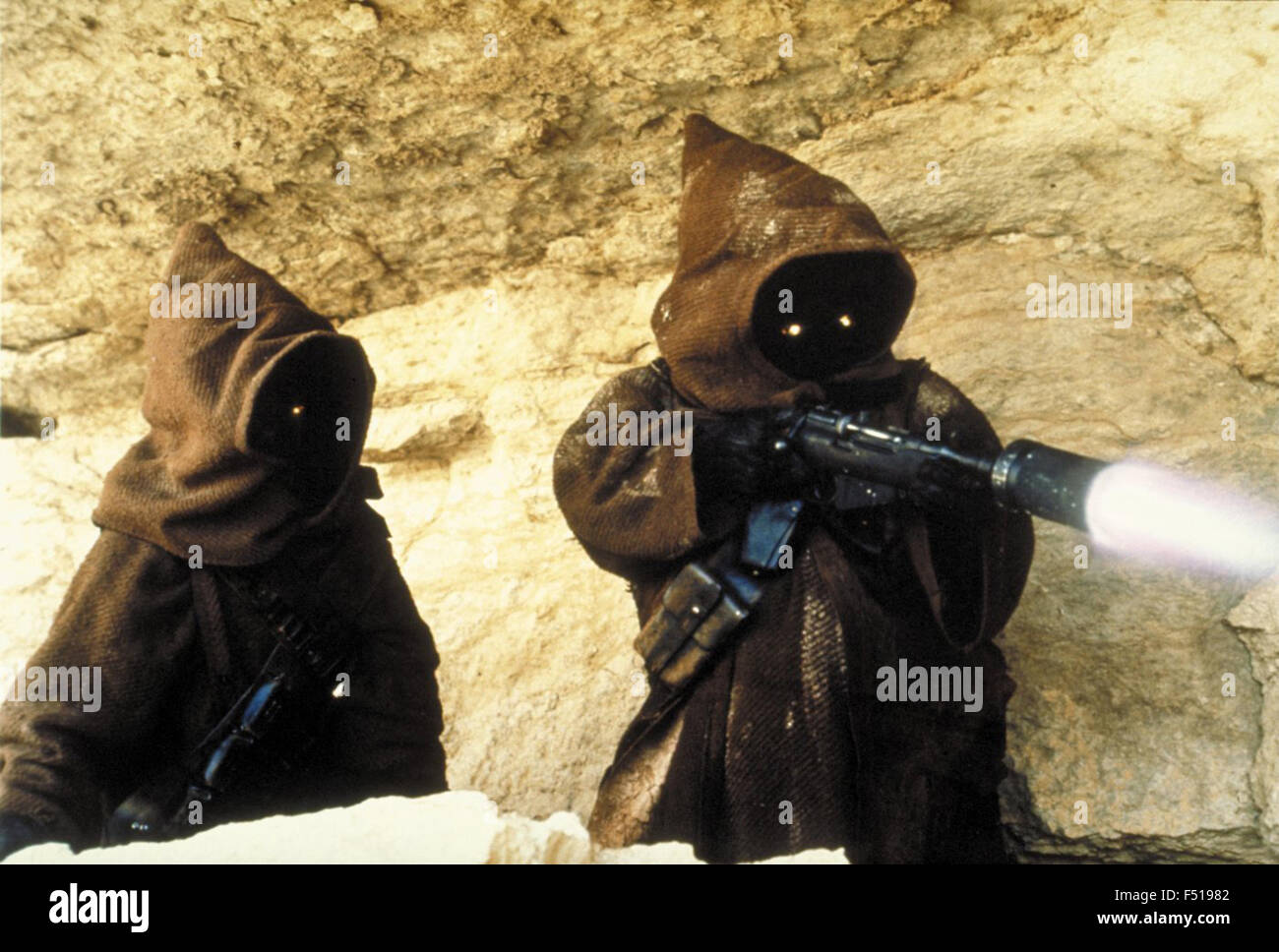 Star Wars (successivamente ri-intitolato Star Wars Episodio IV: Una nuova speranza) è un 1977 American epic opera dello spazio film scritto e diretto da George Lucas. Questa fotografia è per il solo uso editoriale ed è il copyright del film company e/o il fotografo assegnato dal film o società di produzione e può essere riprodotto solo da pubblicazioni in congiunzione con la promozione del film di cui sopra. Un credito per il film company è richiesto. Il fotografo deve anche essere accreditato quando noto. Foto Stock