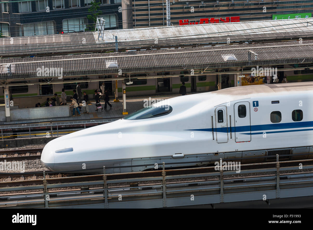 Moderno il treno superveloce shinkansen nel centro di Tokyo Giappone Foto Stock