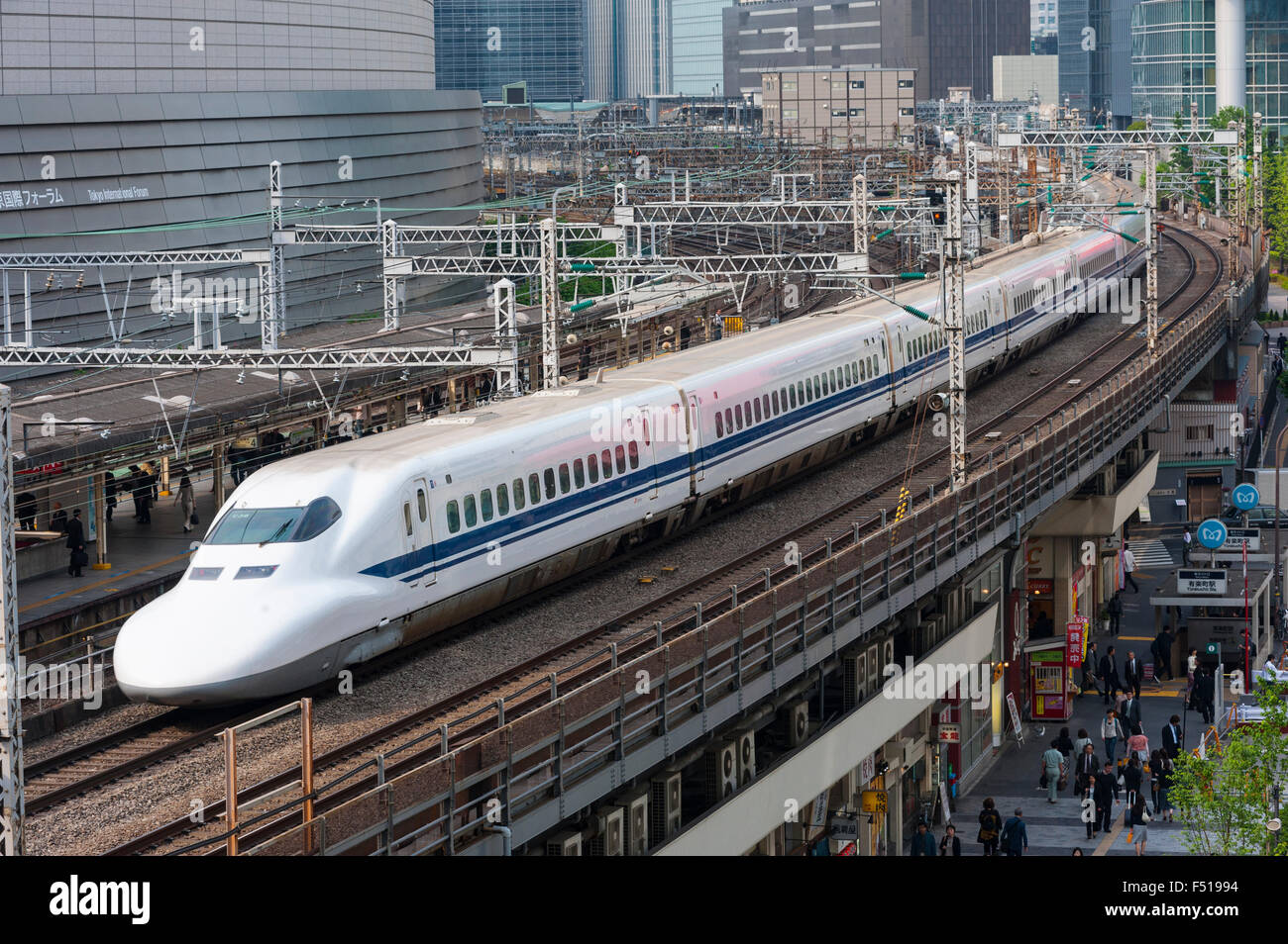 Moderno il treno superveloce shinkansen nel centro di Tokyo Giappone Foto Stock