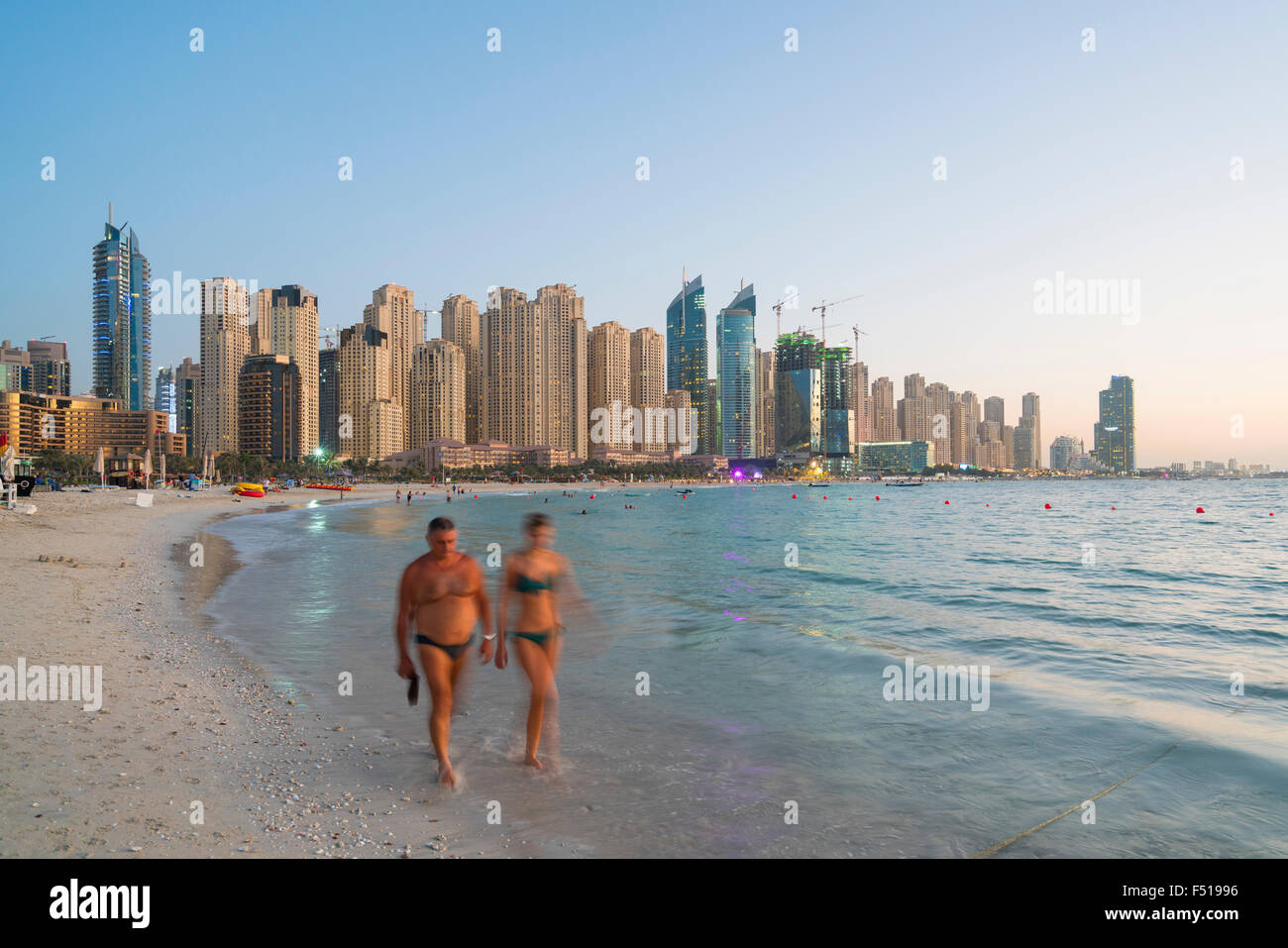 Vista serale della spiaggia e la skyline di alto-aumento blocchi di appartamenti a JBR Jumeirah Beach Residence in Dubai EMIRATI ARABI UNITI Foto Stock