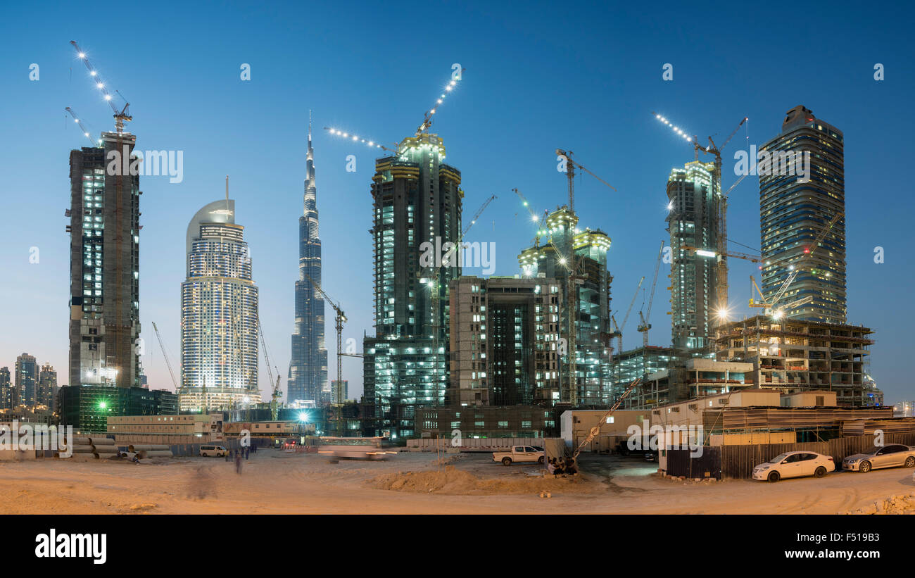 Vista notturna di siti di costruzione del nuovo alto appartamento di lusso torri in Dubai Emirati Arabi Uniti Foto Stock