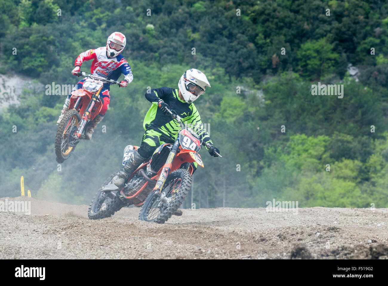 Due motociclisti sul motocross moto sono a cavallo su una pista sterrata durante il corso di formazione per la mxgp gara del campionato del mondo Foto Stock