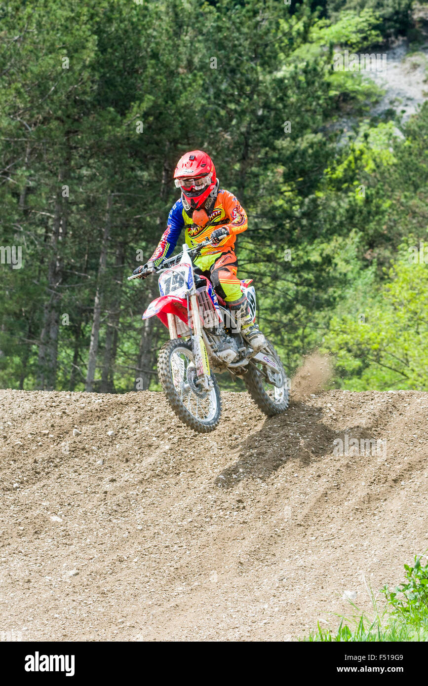 Un motociclista su una pista di motocross moto è a cavallo su una pista sterrata durante il corso di formazione per la mxgp gara del campionato del mondo Foto Stock