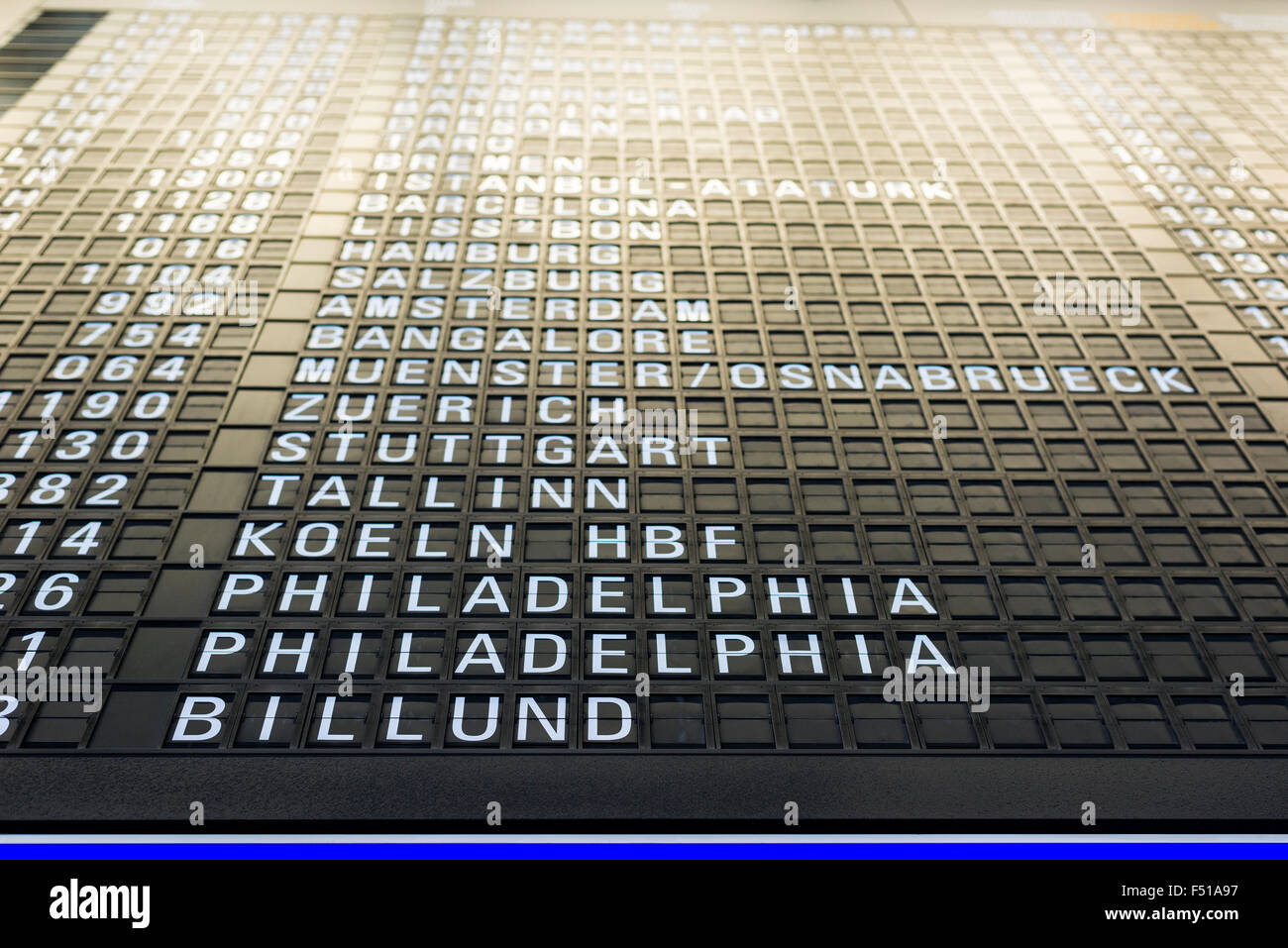 Parte dell'orario di partenza presso il Terminal 1 dell'aeroporto internazionale di Francoforte Foto Stock
