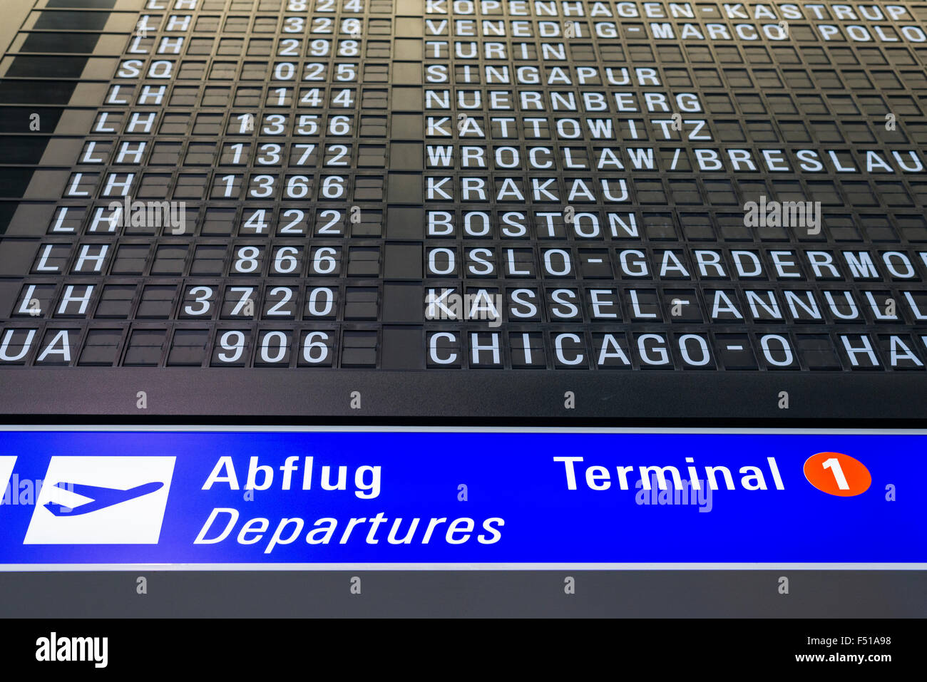 Parte dell'orario di partenza presso il Terminal 1 dell'aeroporto internazionale di Francoforte Foto Stock