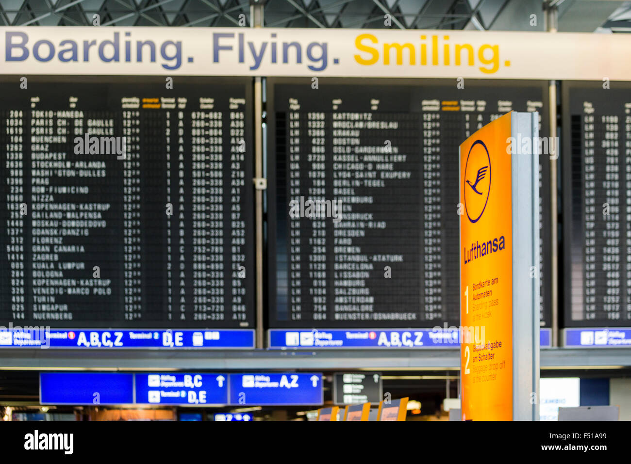 Un cartello luminoso della compagnia Lufthansa nella parte anteriore del calendario al terminal 1 dell'aeroporto internazionale di Francoforte Foto Stock