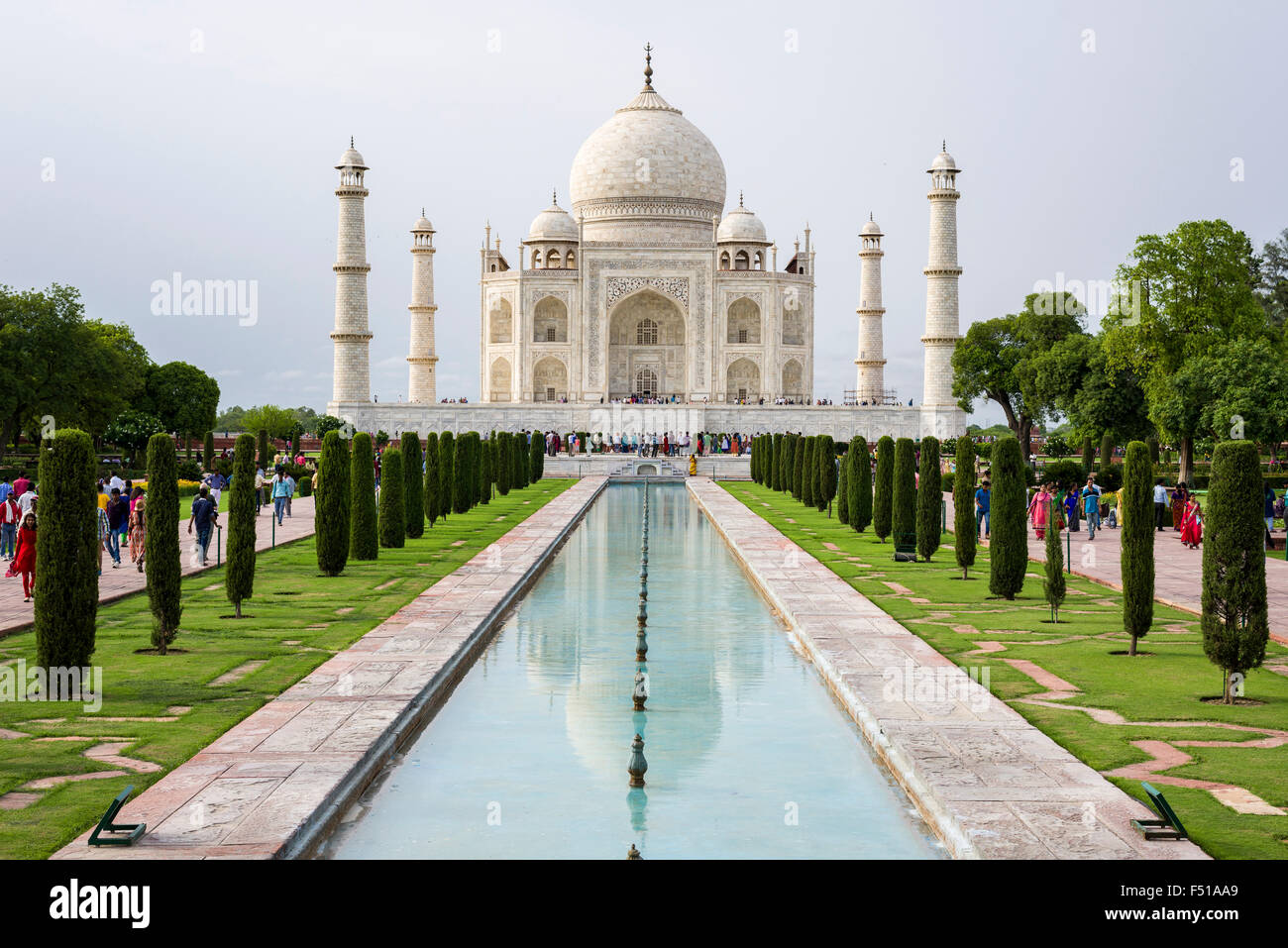 Il Taj Mahal ha un aspetto diverso dopo una doccia monsonica Foto Stock