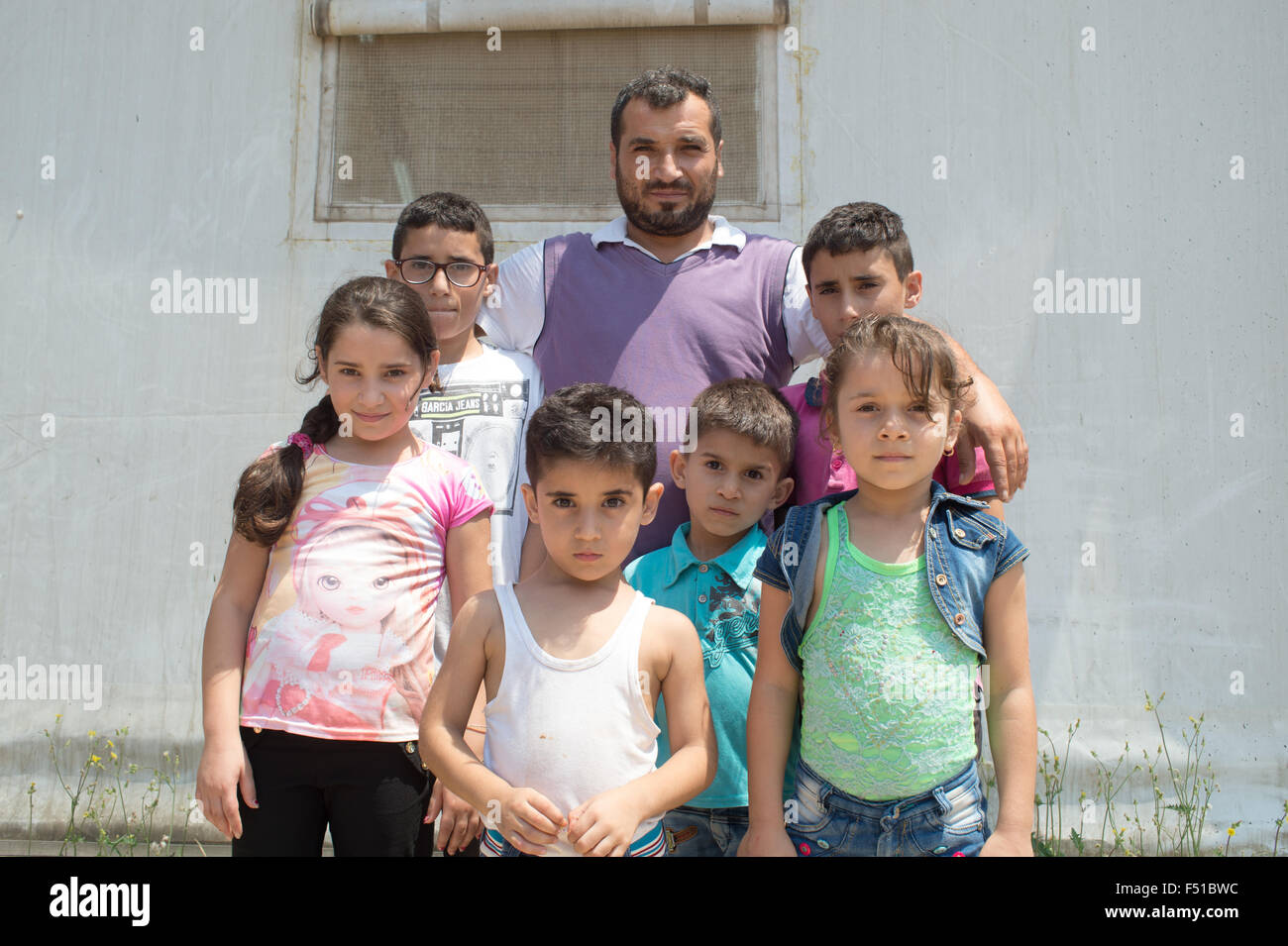 Famiglia siriana al di fuori delle Nazioni Unite camp nel Nord Libano vicino a Tripoli Foto Stock