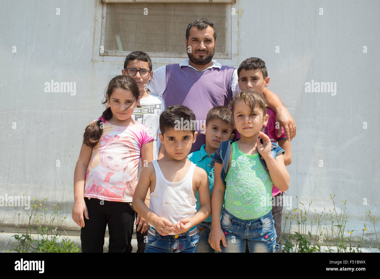 Famiglia siriana al di fuori delle Nazioni Unite camp nel Nord Libano vicino a Tripoli Foto Stock