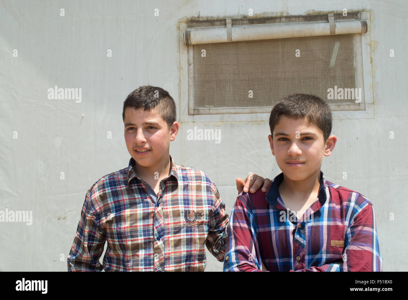 Famiglia siriana al di fuori delle Nazioni Unite camp nel Nord Libano vicino a Tripoli Foto Stock