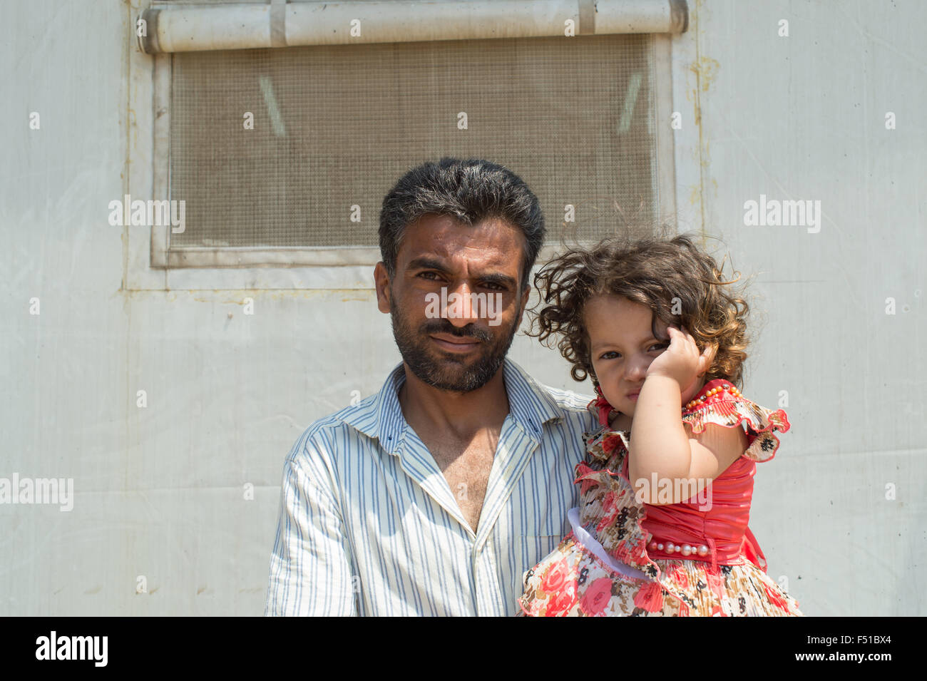 Famiglia siriana al di fuori delle Nazioni Unite camp nel Nord Libano vicino a Tripoli Foto Stock
