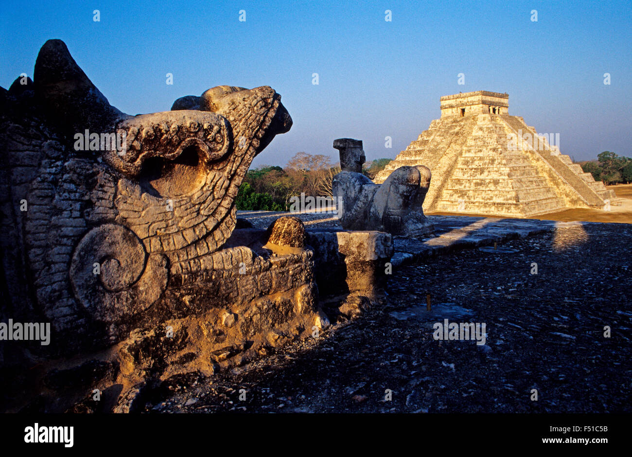 La testa del serpente ,Tempio dei Guerrieri e il Castello (Piramide di Kukulcan) , Chichén Itzá. Messico Foto Stock