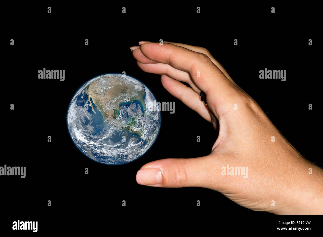 La mano di una donna è la cattura di massa in un cielo nero. Immagine concettuale per il controllo, di movimentazione e di influenza in tutto il mondo, na Foto Stock