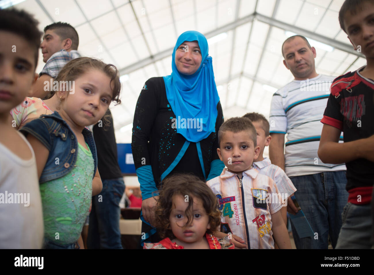 Rifugiato siriano nel centro UNCHR a Tripoli in attesa di registrazione e le cure. Tripoli, Libano 2015 Foto Stock
