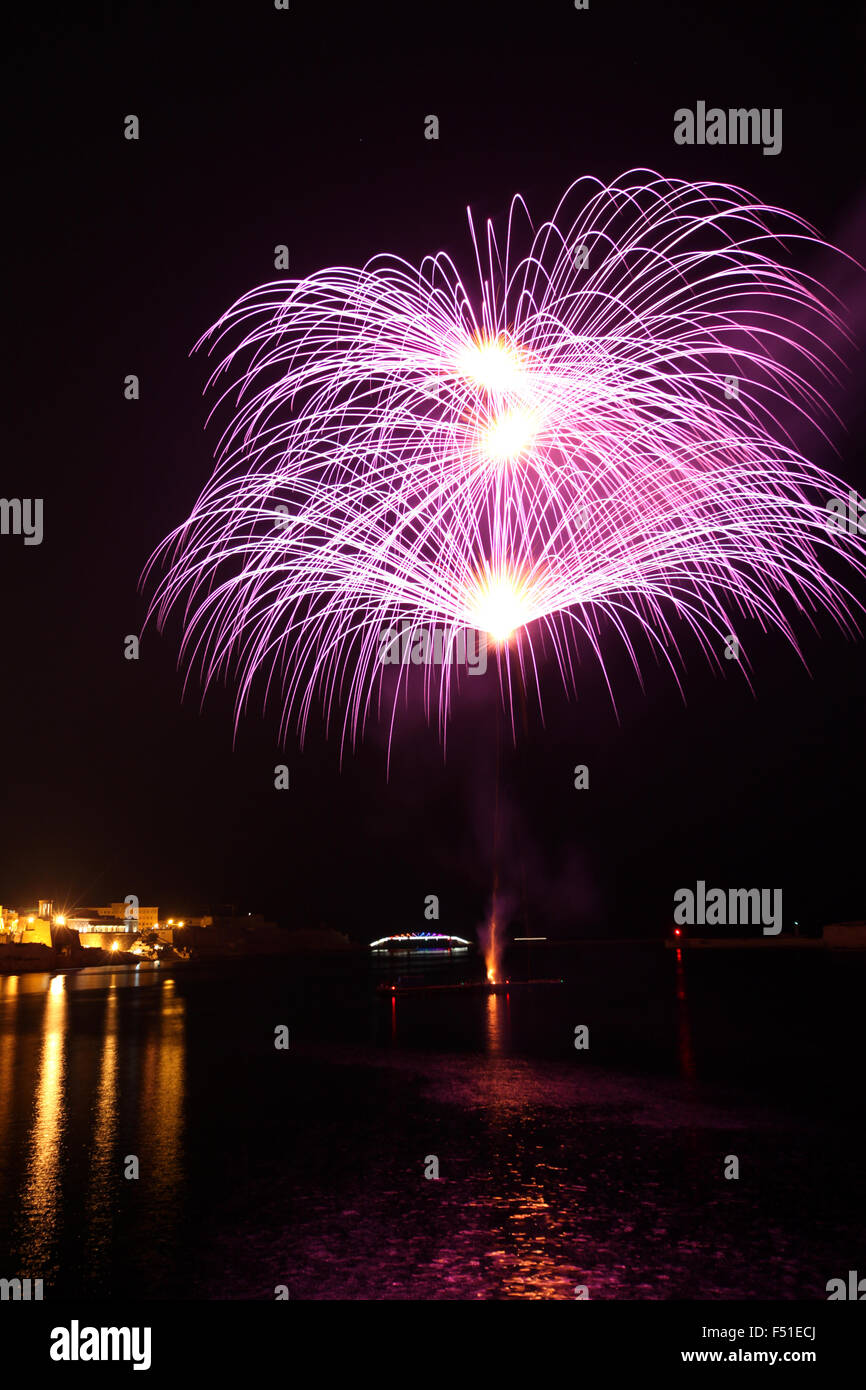 Maltese amore sempre uno spettacolo pirotecnico e questo è al di sopra del Grand Harbour Foto Stock