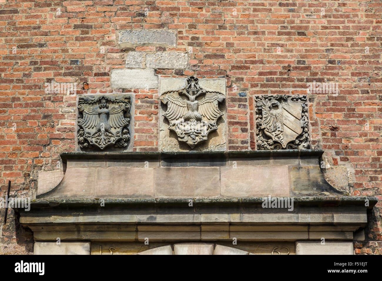 3 stemmi in forma di scudi di pietra sopra la porta di ingresso al Castello di Norimberga, Germania. Foto Stock