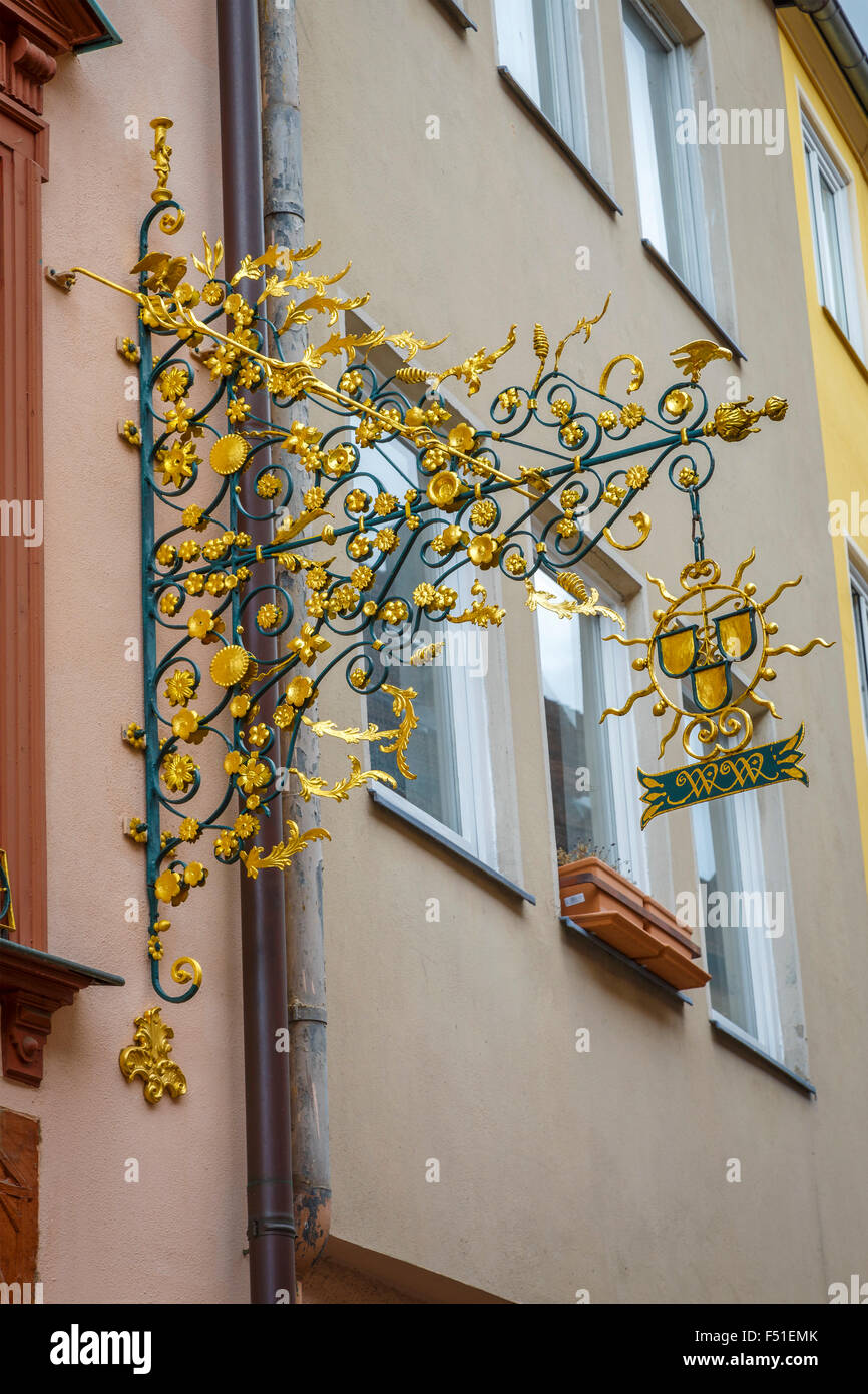 Rivenditori ornati segno appesi Weißgerbergasse, una strada di Norimberga famoso per le metà medievale-architettura con travi di legno. Foto Stock