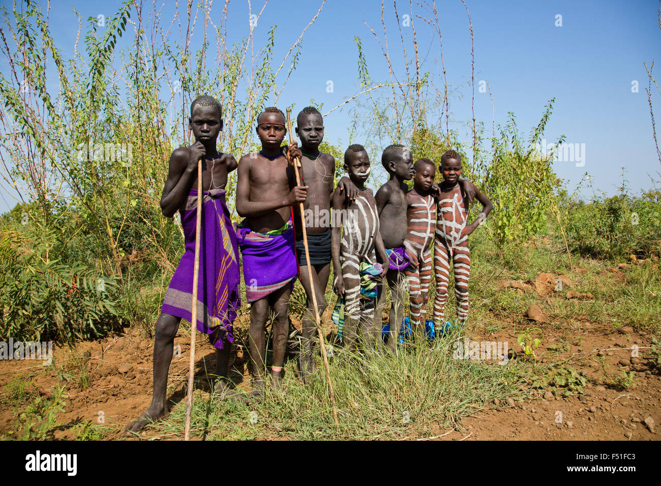 Un gruppo di giovani ragazzi dei Mursi. Debub Omo Zona, Etiopia, vicino al confine sudanese. Foto Stock