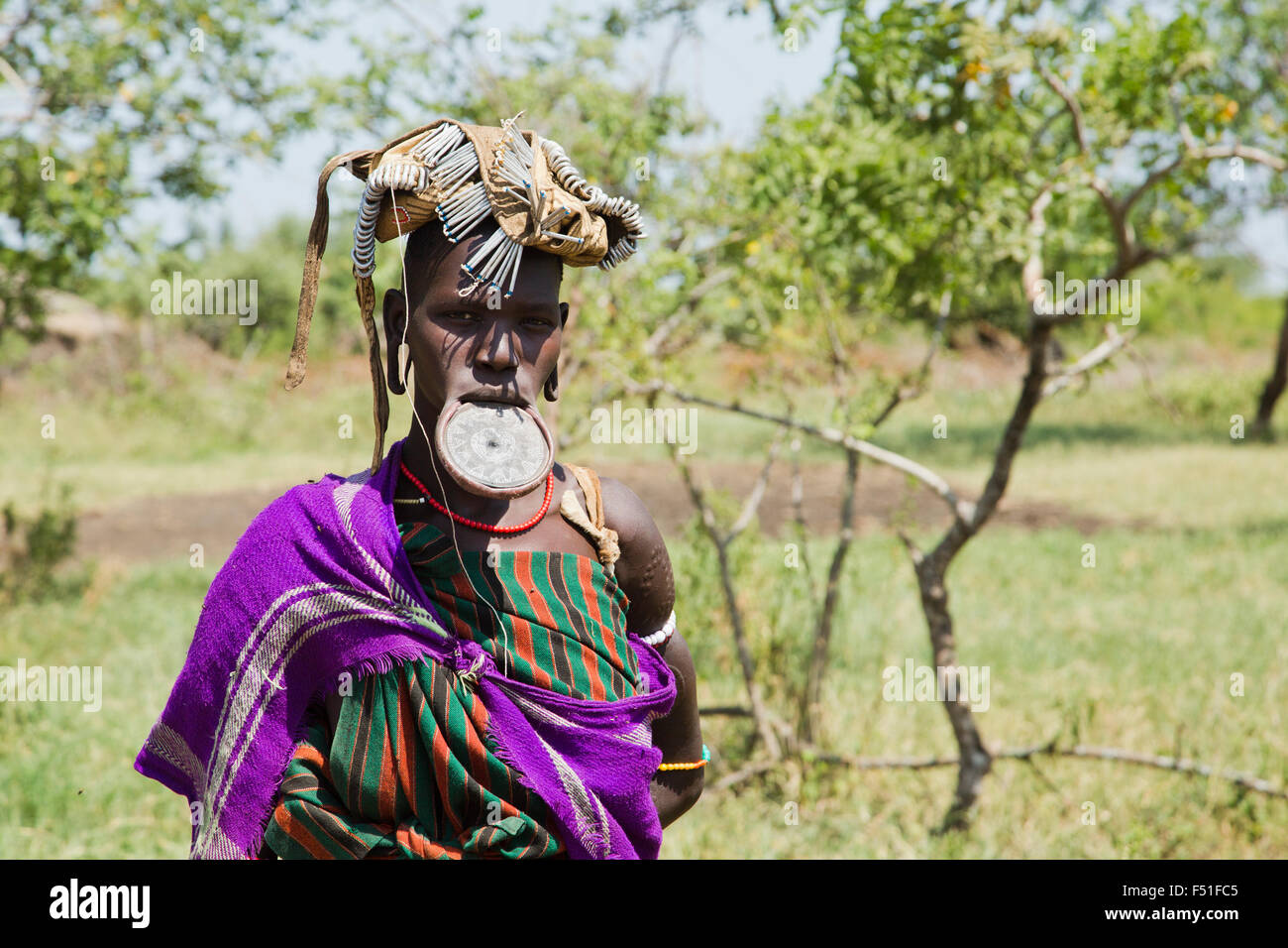 Donna della tribù dei Mursi con labbro di argilla disco come corpo ornamentstribe Debub Omo Zona, Etiopia. Vicino al confine sudanese. Foto Stock