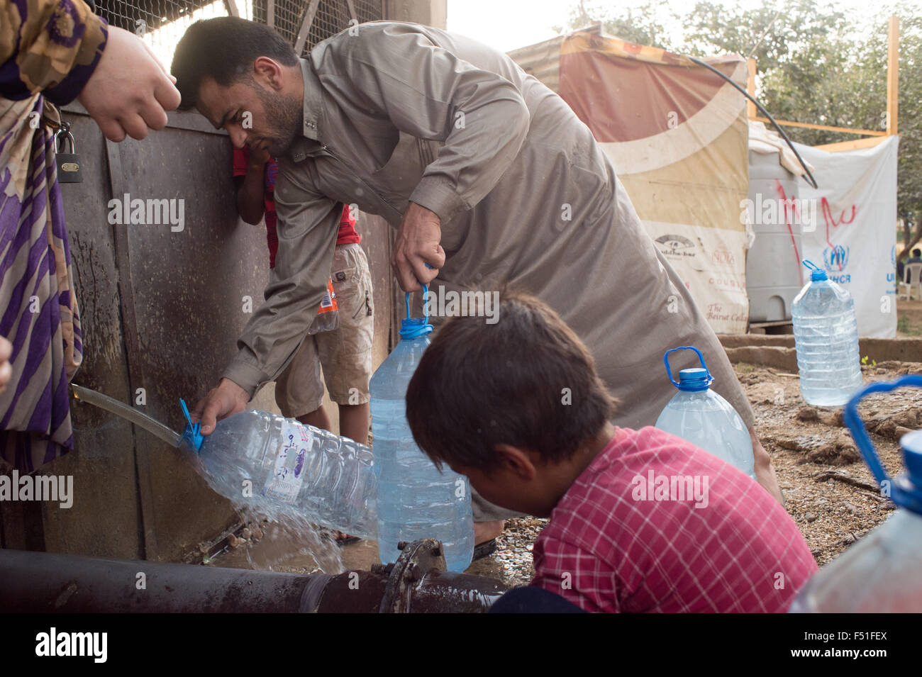 In reugee camp di Zahle acqua di rubinetto utilizzata per riempire i galloni per le esigenze quotidiane del camp. Bekka valley. Zahle, Libano luglio 20 Foto Stock