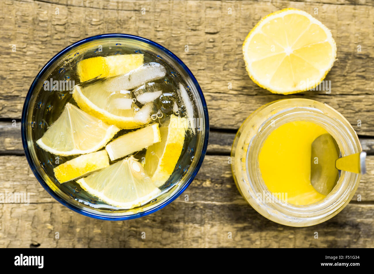 Bicchiere di sangria in bianco con limone e miele jar e cucchiaio vista superiore Foto Stock