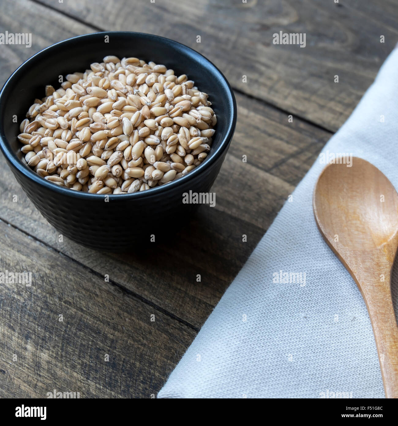 Grano nella composizione con elementi di cottura Foto Stock