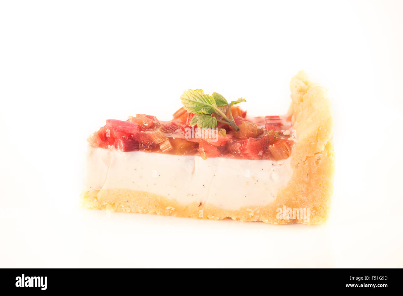 Rabarbaro pannacotta fetta di torta, isolato su sfondo bianco Foto Stock