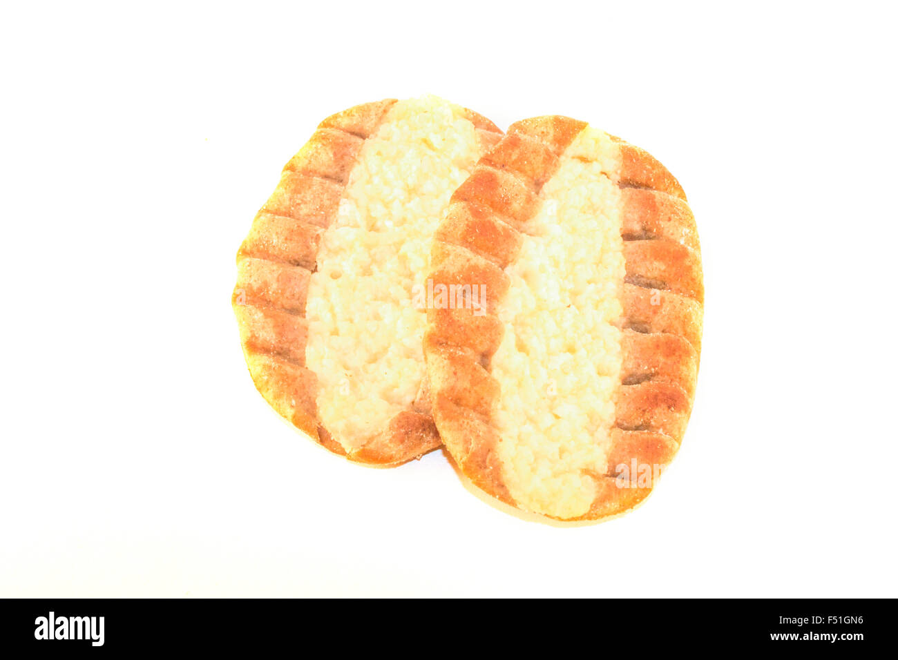 Due karelian pastys, isolato su sfondo bianco Foto Stock