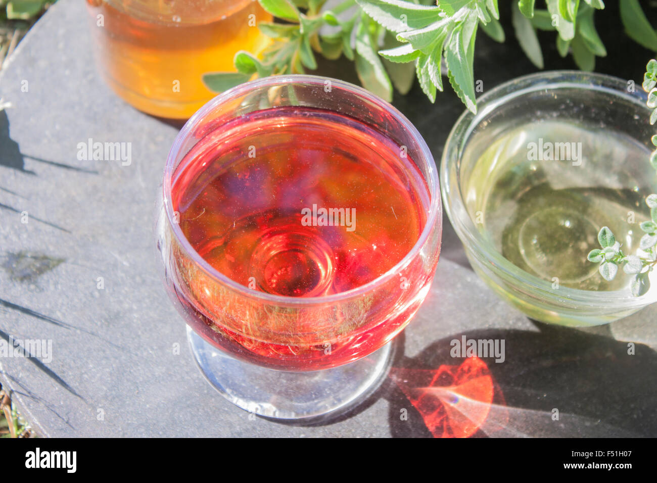 Un bicchiere di aceto di vino rosso, tra vetro di Apple e di aceto di vino bianco Foto Stock