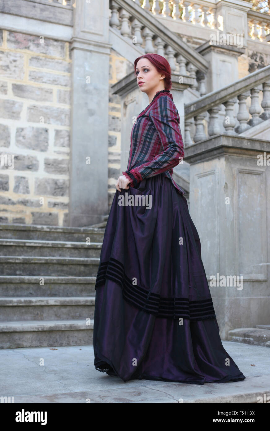 Ritratto di una bellissima dai capelli rossi ragazza indossando di  ispirazione gotica di epoca vittoriana vestiti Foto stock - Alamy