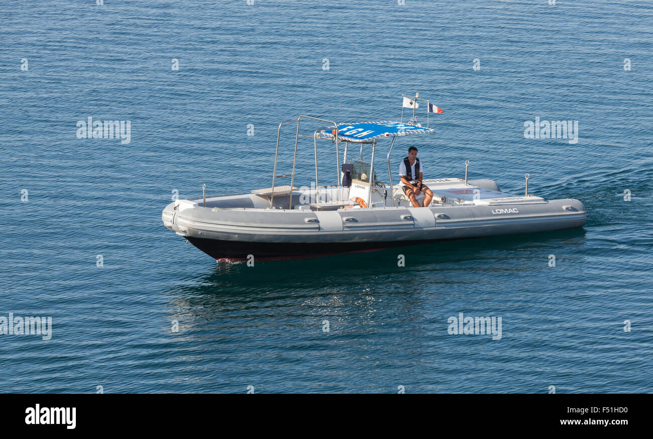 Ajaccio, Francia - 30 Giugno 2015: piccola barca pilota con uomo a bordo va in acqua di mare nel porto di Ajaccio Corsica Foto Stock