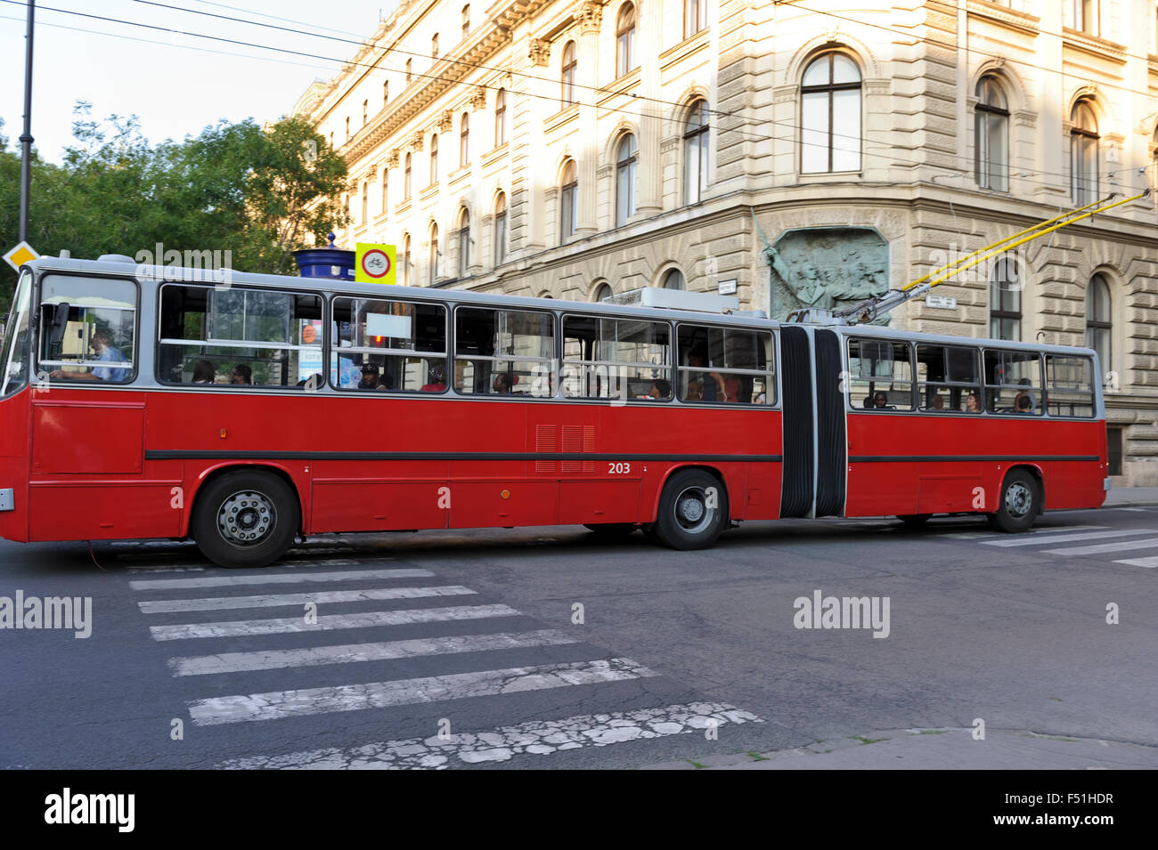 Un elettrico bus rosso a Budapest, Ungheria. Foto Stock