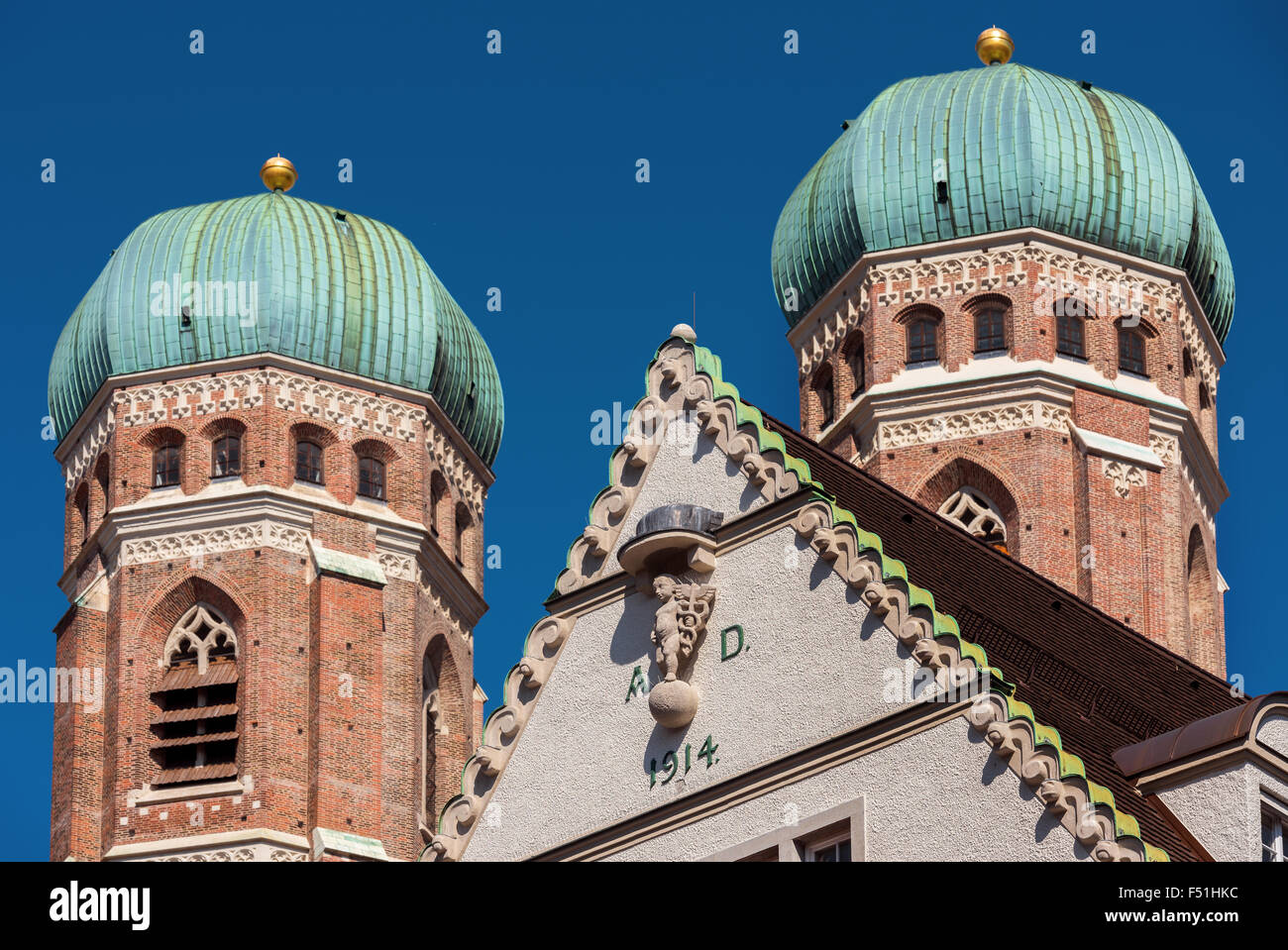 Monaco di Baviera torri della Frauenkirche simbolo sightseeing blue sky tower a timpano intorno a sfera sferica di bel tempo, home, segmento, tele, Foto Stock