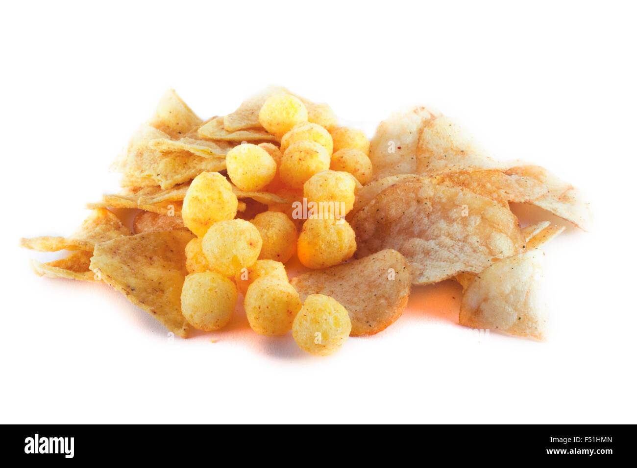 Chip, nachos e palline di formaggio, su sfondo bianco Foto Stock