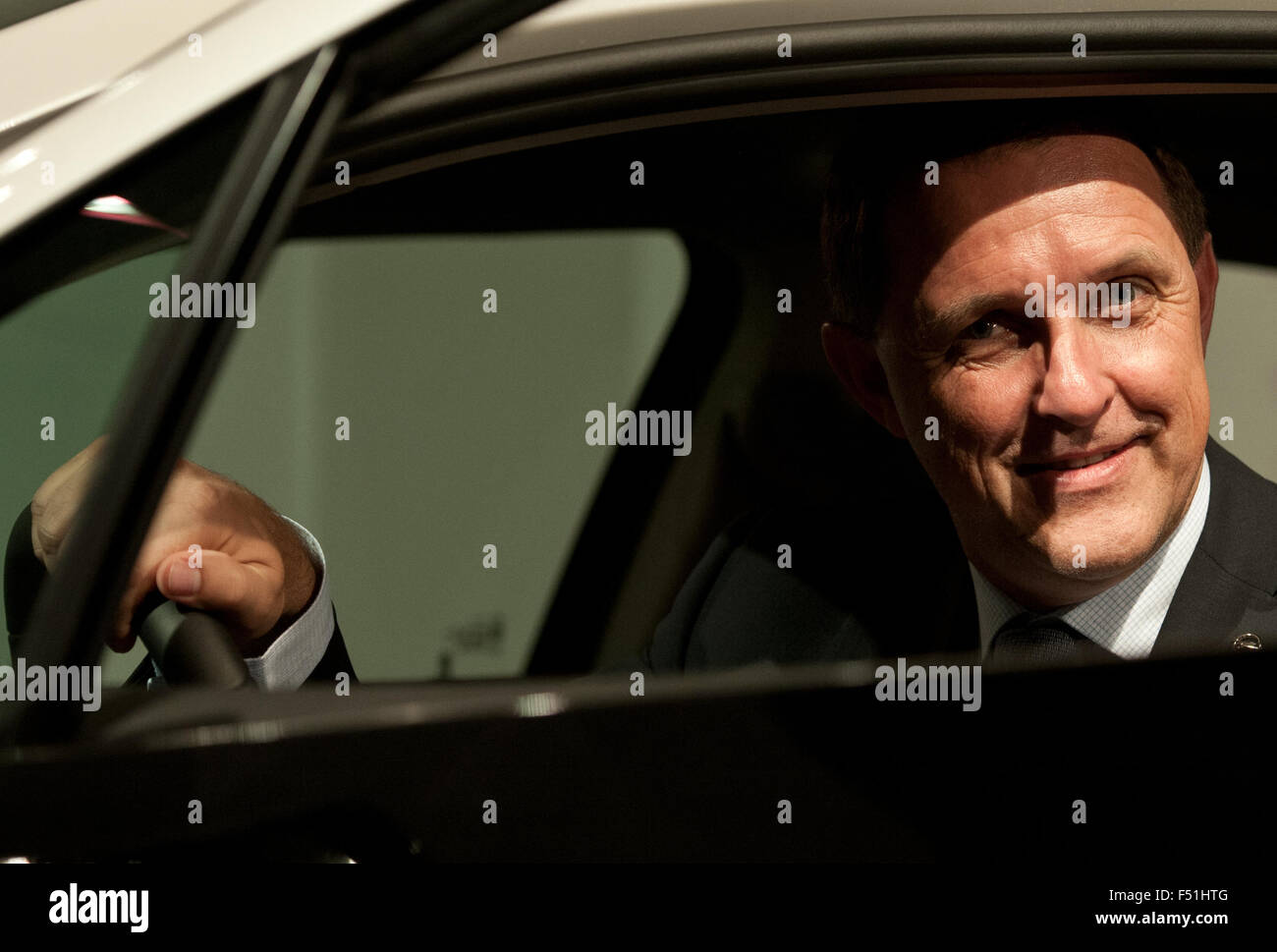 Ruesslesheim, Germania. 18 Luglio, 2012. Vice direttore generale e amministratore delegato di Adam Opel AG Thomas Sedran pone per la stampa in una Opel Ampera in Ruesslesheim, Germania, 18 luglio 2012. GM è attualmente la ristrutturazione della gestione di Opel. Foto: BORIS ROESSLER/dpa/Alamy Live News Foto Stock