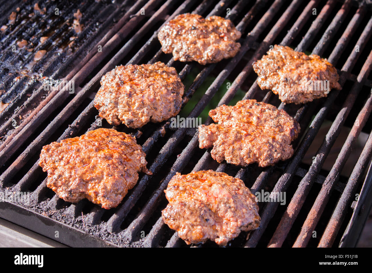 Grigliare hamburger fatti in casa potenzia, su un barbecue a gas Foto Stock