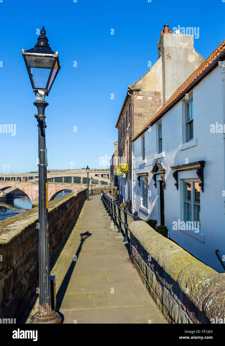 Percorso lungo la banchina pareti guardando verso ponti sul fiume Tweed, Berwick-upon-Tweed, Northumberland, England, Regno Unito Foto Stock