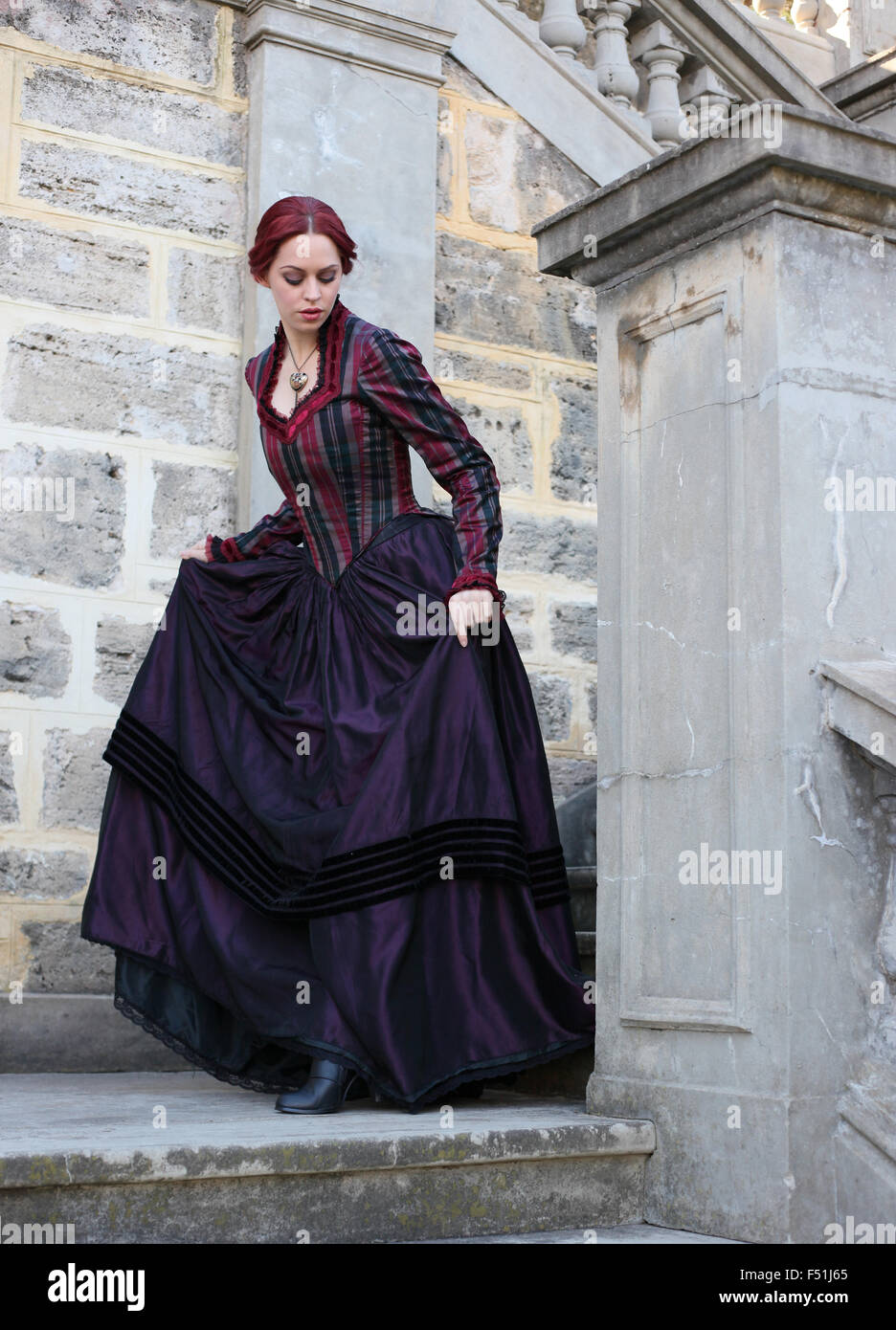 Ritratto di una bellissima dai capelli rossi ragazza indossando di  ispirazione gotica di epoca vittoriana vestiti. vampiro o romanzo storico  era Foto stock - Alamy