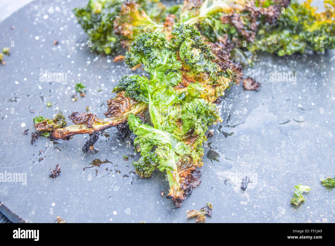 Fritte kale, su una lastra di pietra Foto Stock