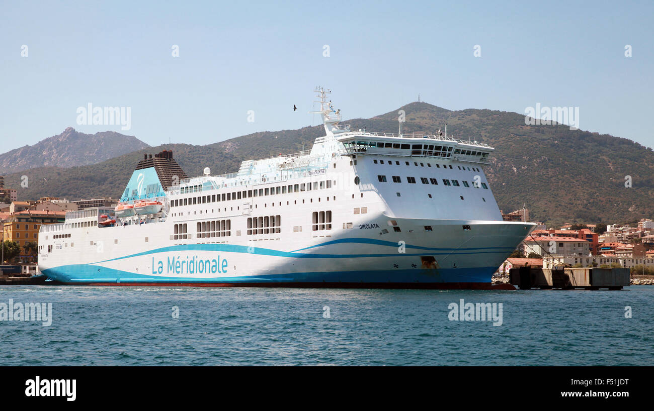 Ajaccio, Francia - 30 Giugno 2015: Bianco Girolata nave traghetto sta ormeggiata nel porto di Ajaccio Foto Stock