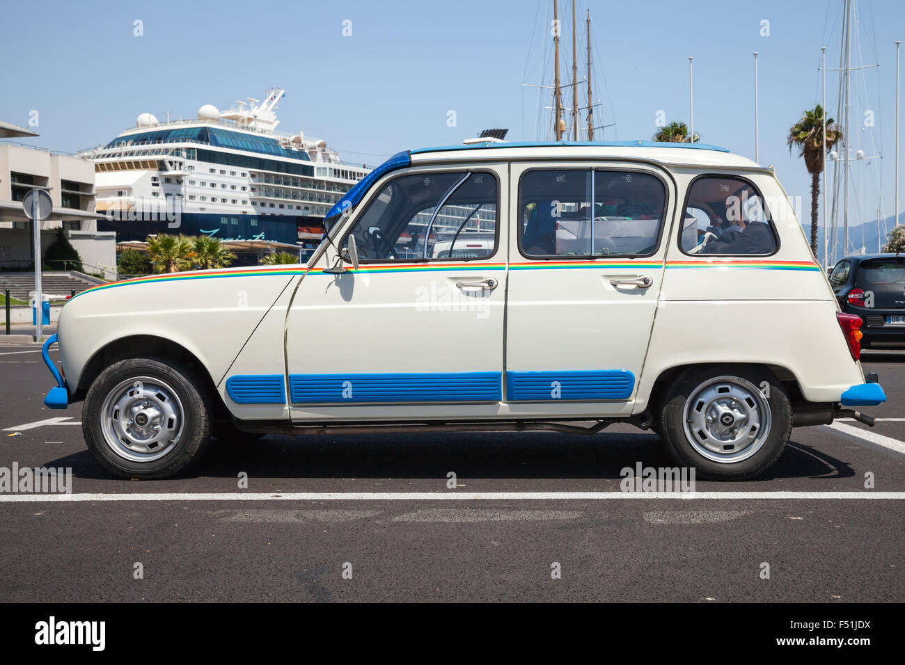 Ajaccio, Francia - luglio 6, 2015: Bianco Renault 4 retrò città auto con decor colorato dettagli sorge su un parcheggio in porto Foto Stock