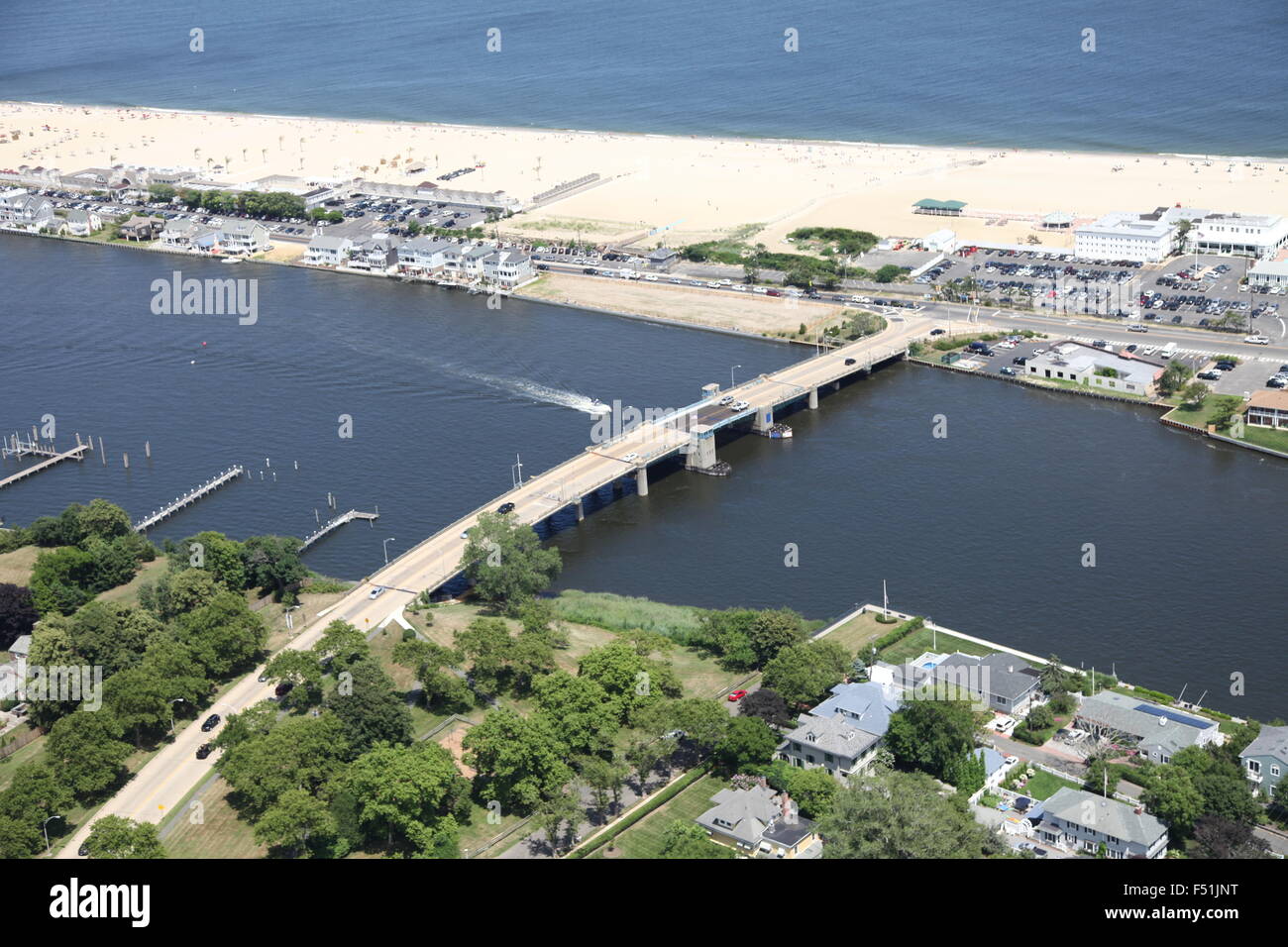 Vista aerea del mare luminoso e ponte sopra il fiume Navesink e Sandy Hook nel New Jersey (post uragano Sabbiosa) Foto Stock