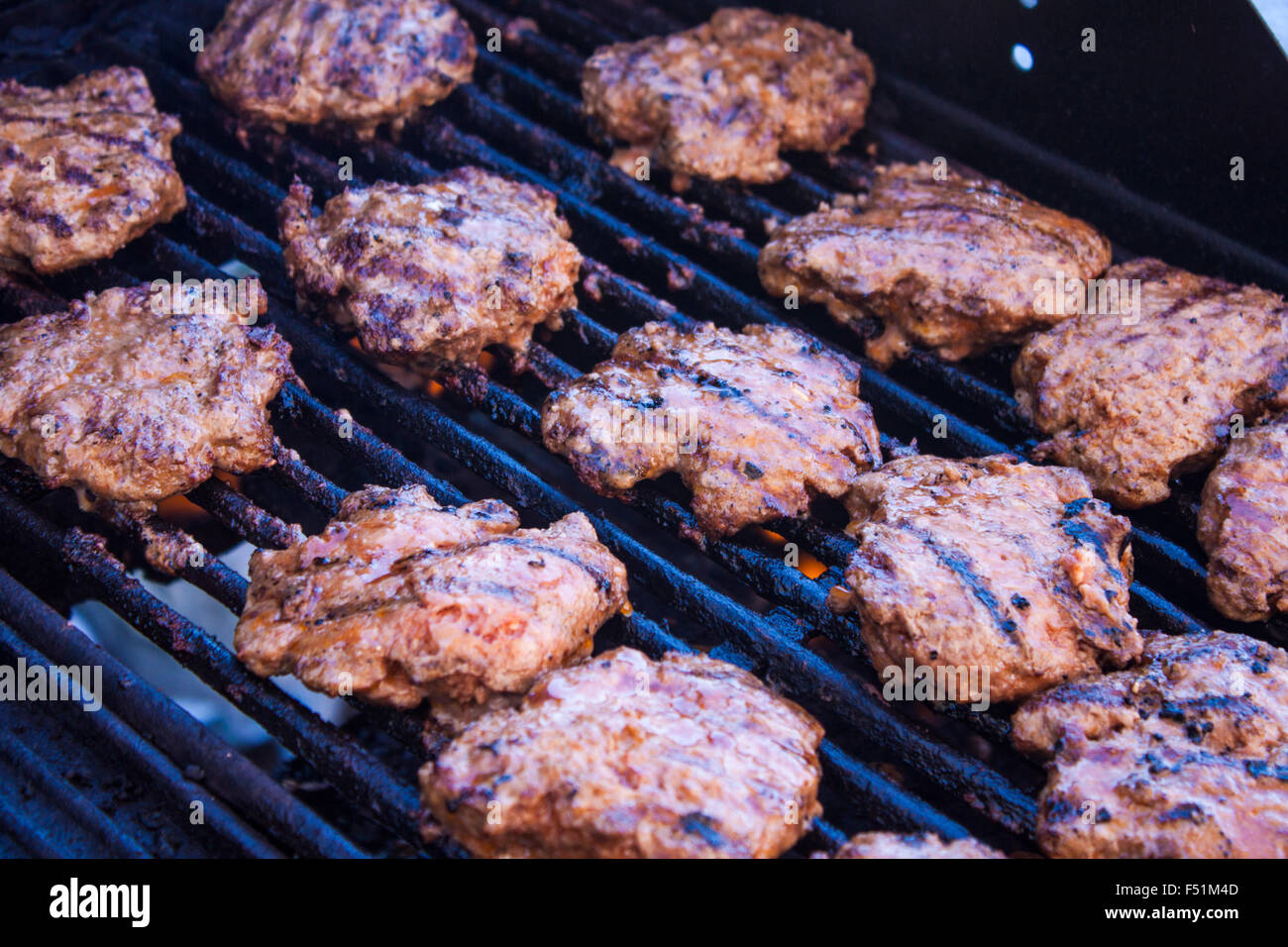 Grigliare carni macinate bistecche, su un barbecue a gas Foto Stock