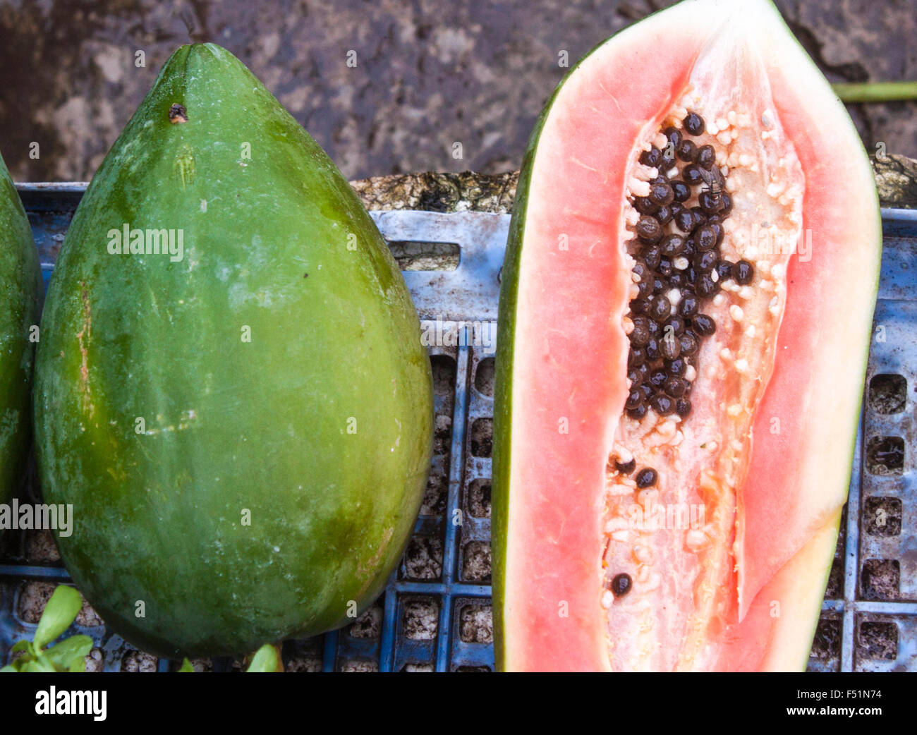 Intero e una metà,verde Carica papaya frutto Foto Stock