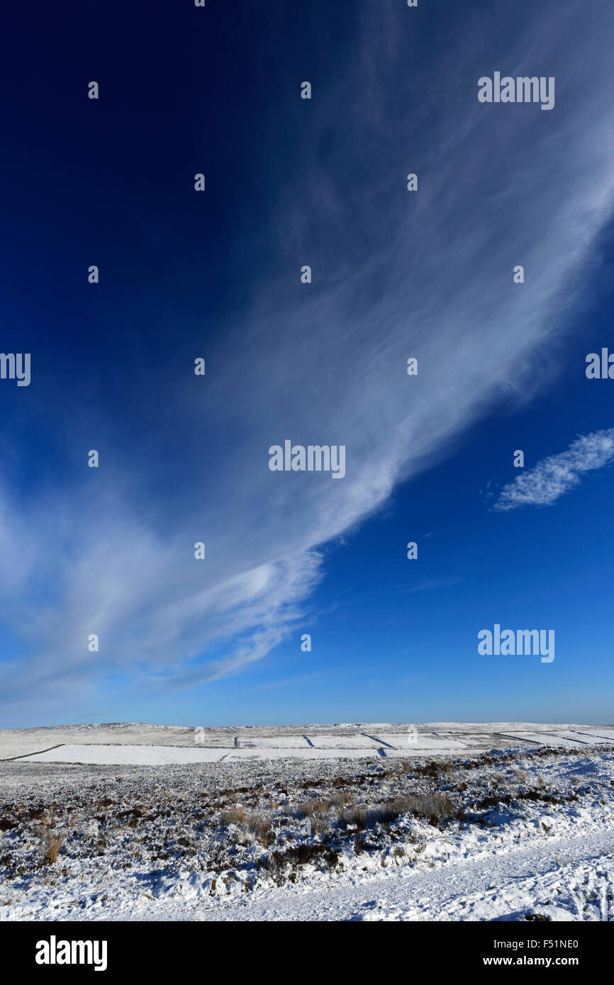 Gennaio, neve invernale vista sul bordo Froggatt e Big Moor; Derbyshire County; Parco Nazionale di Peak District; Inghilterra; Regno Unito Foto Stock