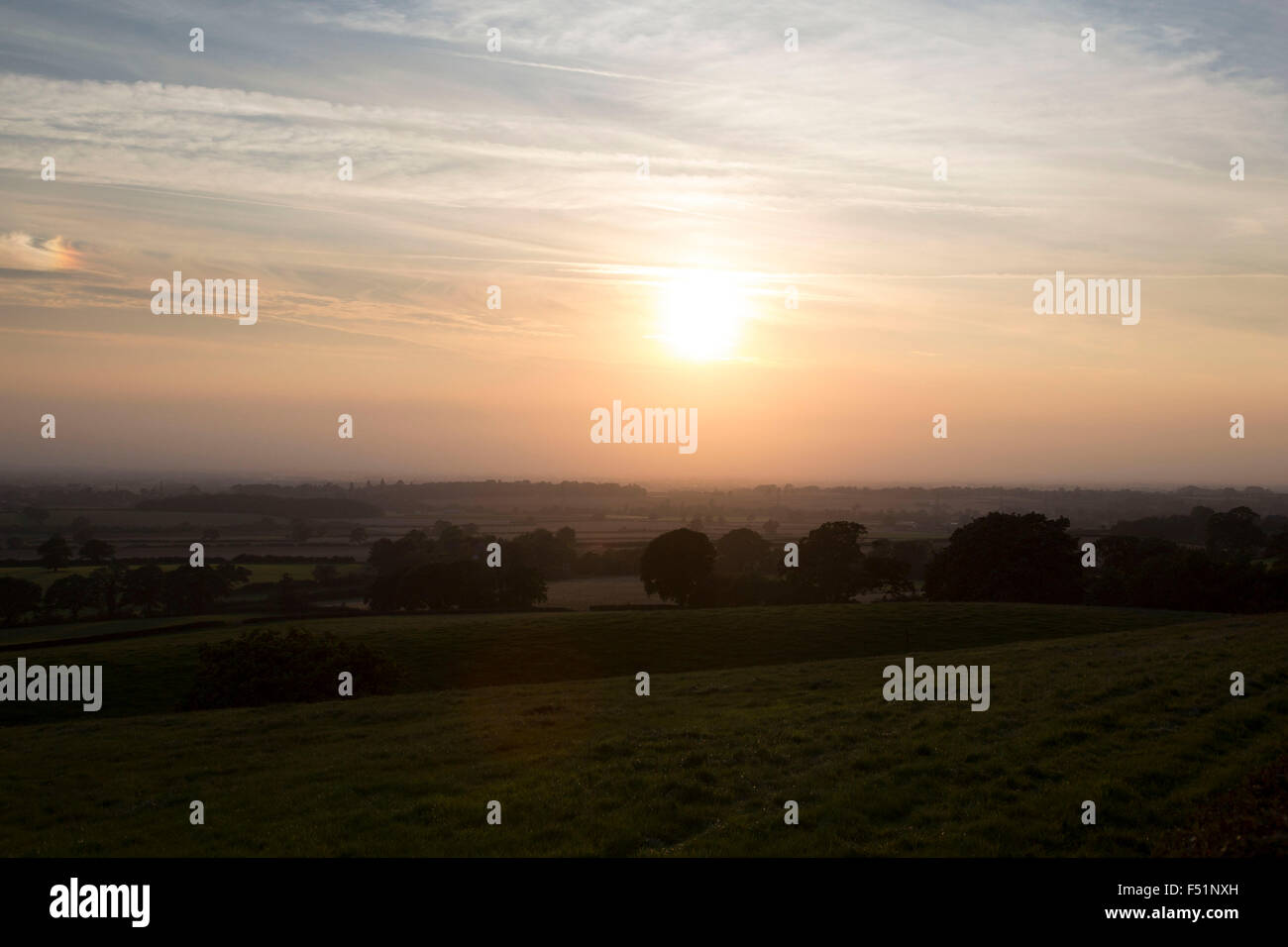 Vista al tramonto su terreni agricoli a Kilburn in Hambleton Hills sul bordo del North York Moors guardando verso la valle di York. Yorkshire, Inghilterra, Regno Unito. Questa è una zona agricola dove la vita rurale e il paesaggio è al centro della vita in questa provincia. Foto Stock