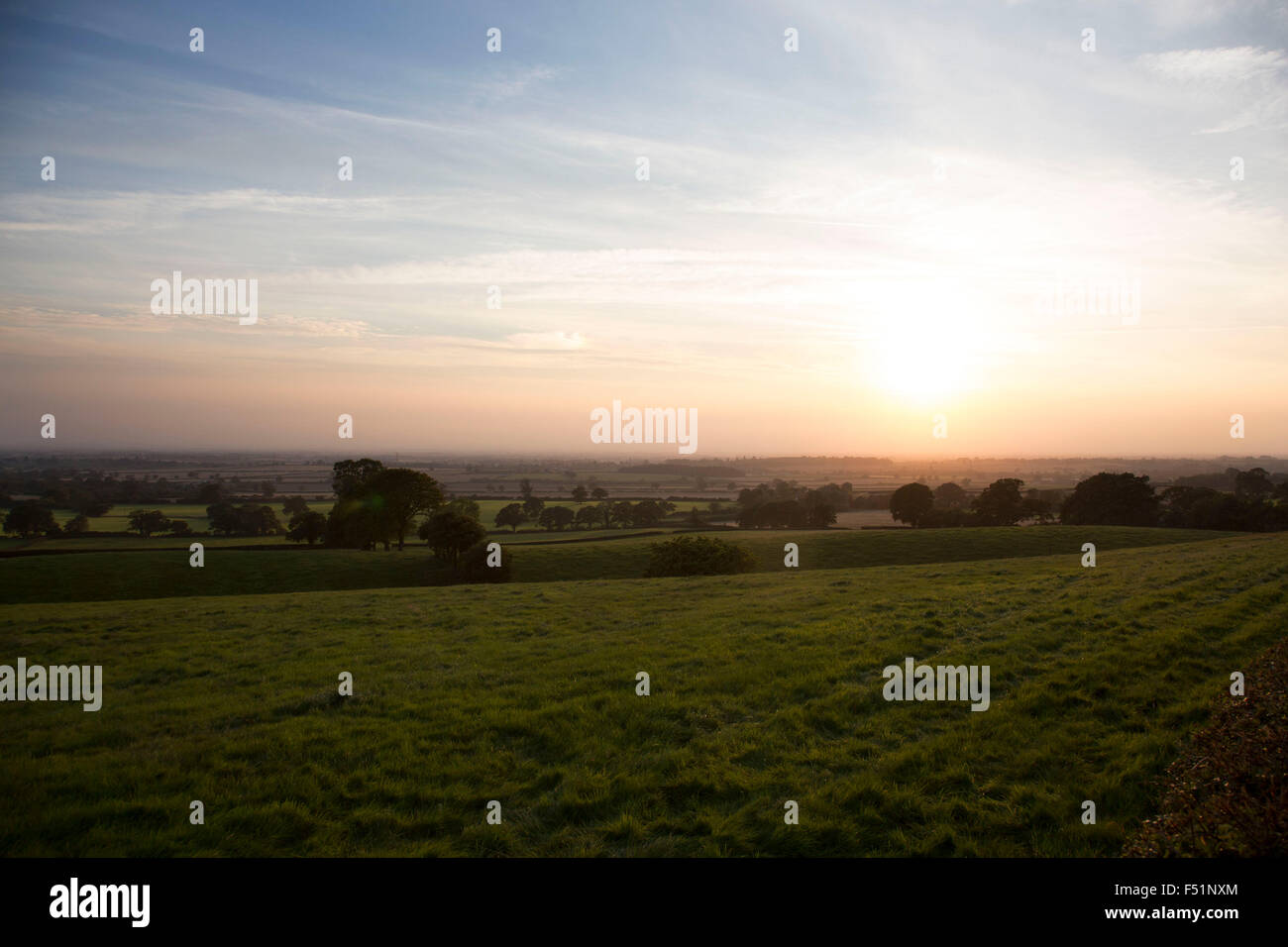 Vista al tramonto su terreni agricoli a Kilburn in Hambleton Hills sul bordo del North York Moors guardando verso la valle di York. Yorkshire, Inghilterra, Regno Unito. Questa è una zona agricola dove la vita rurale e il paesaggio è al centro della vita in questa provincia. Foto Stock