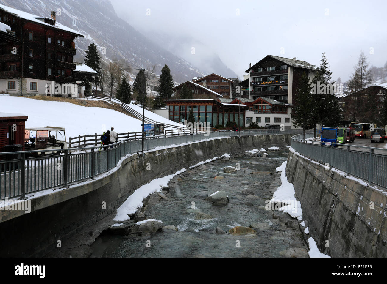 In inverno la neve vista sulla città di Zermatt, Vallese, Pennine, Svizzera meridionale, Europa. Foto Stock