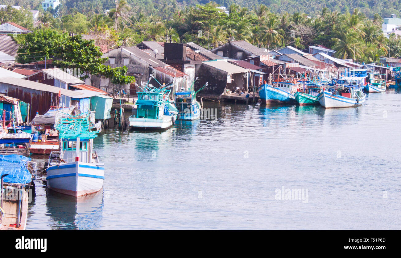 Blu barche da pesca, in un villaggio di pescatori, a Phu Quoc, in duong dong, Vietnam Foto Stock