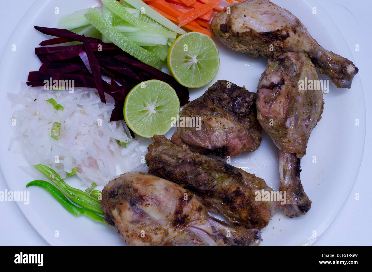 Pollo arrosto con insalata fresca servita in una piastra di Chennai, nello Stato del Tamil Nadu, India, Asia Foto Stock